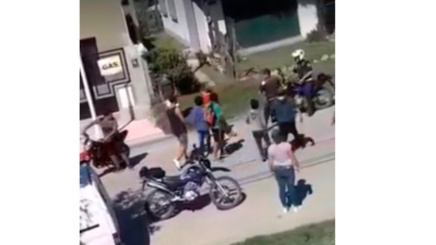 Violenta pelea con la Policía por circular en moto sin documentos